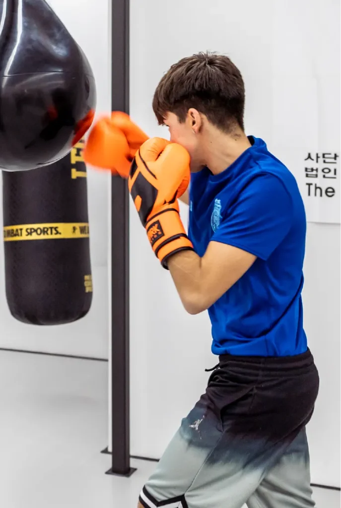 Chico entrenando boxeo